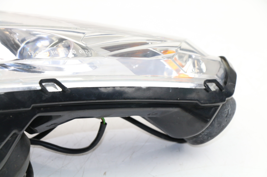 photo de LEFT HEADLIGHT PEUGEOT SATELIS COMPRESSOR K15 125 (2006 - 2009) - Technical close-up