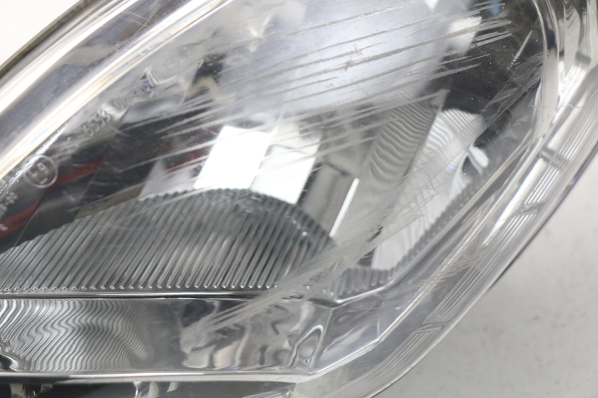 photo de LEFT HEADLIGHT PEUGEOT SATELIS 300 (2012 - 2015) - High-resolution close-up