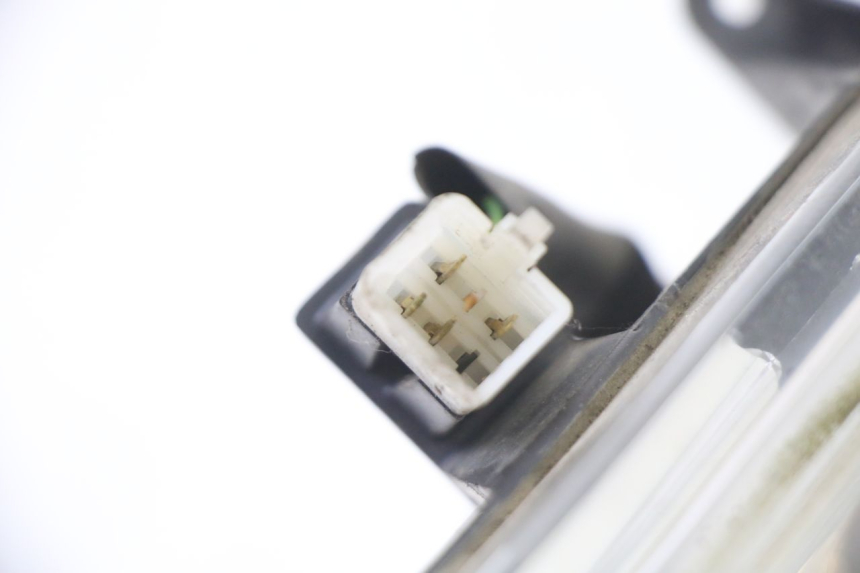 photo de LEFT HEADLIGHT PEUGEOT SATELIS 250 (2006 - 2012) - Surface and material condition