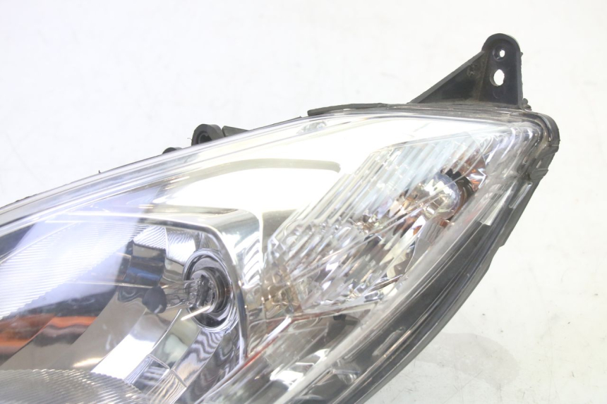 photo de LEFT HEADLIGHT PEUGEOT SATELIS 125 (2010 - 2012) - Zoom on usage condition