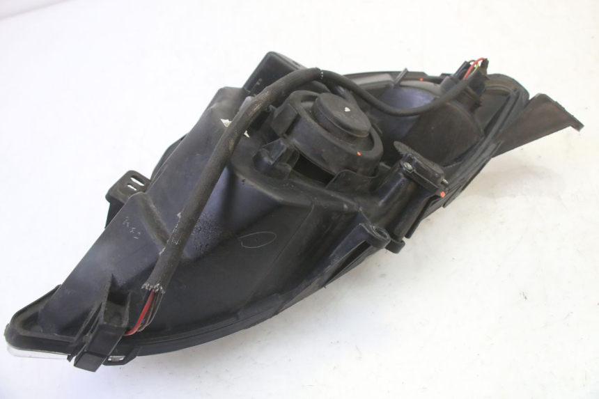 photo de LEFT HEADLIGHT PEUGEOT SATELIS 125 (2010 - 2012) - Surface and material condition