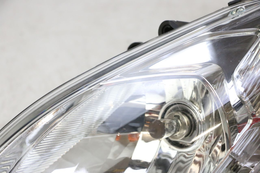 photo de LEFT HEADLIGHT PEUGEOT SATELIS 125 (2013 - 2018) - Distinctive features