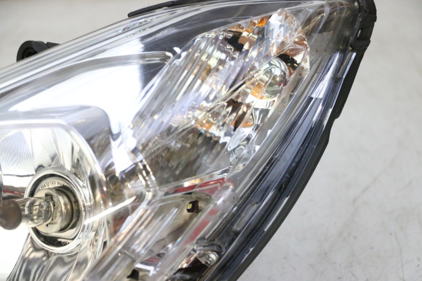 photo de LEFT HEADLIGHT PEUGEOT SATELIS 125 (2013 - 2018) - High-resolution close-up