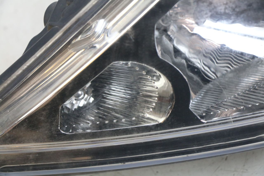 photo de LEFT FRONT HEADLIGHT PEUGEOT SPEEDFIGHT 3 AIR 50 (2009 - 2015) - Zoom on usage condition