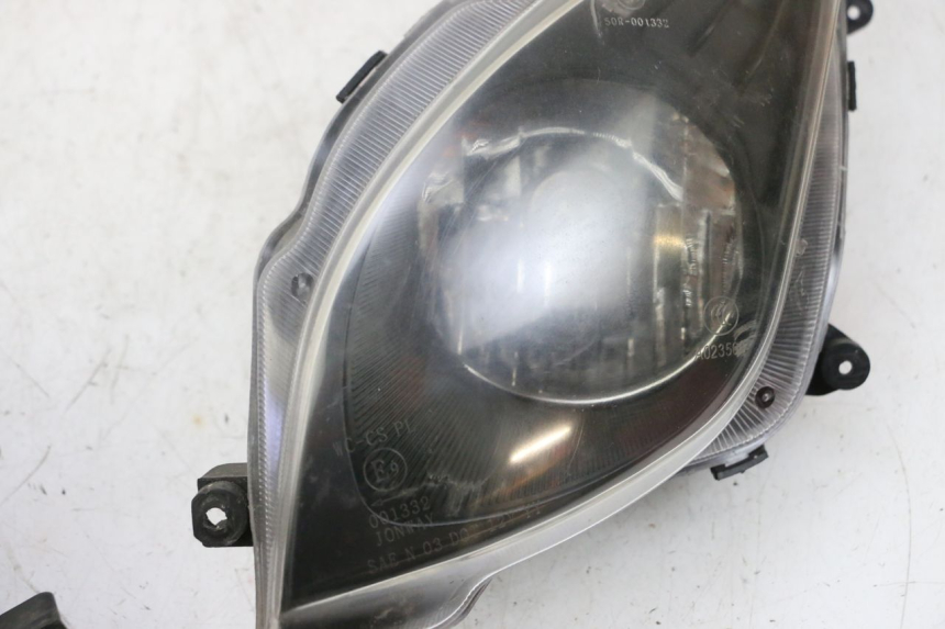 photo de HEADLIGHT JM MOTORS GTS 125 (2015 - 2019) - Surface and material condition