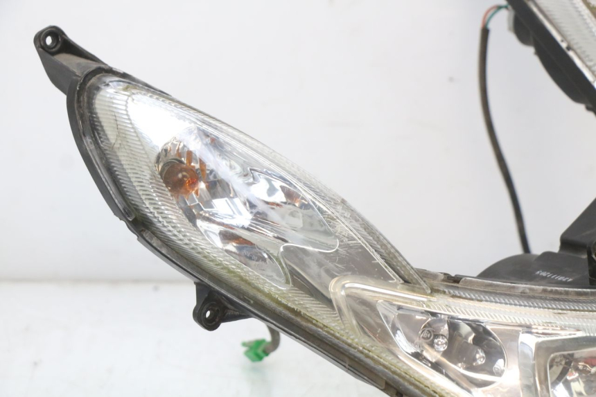photo de FRONT HEADLIGHT PEUGEOT KISBEE 4T 50 (2010 - 2017) - Surface and material condition