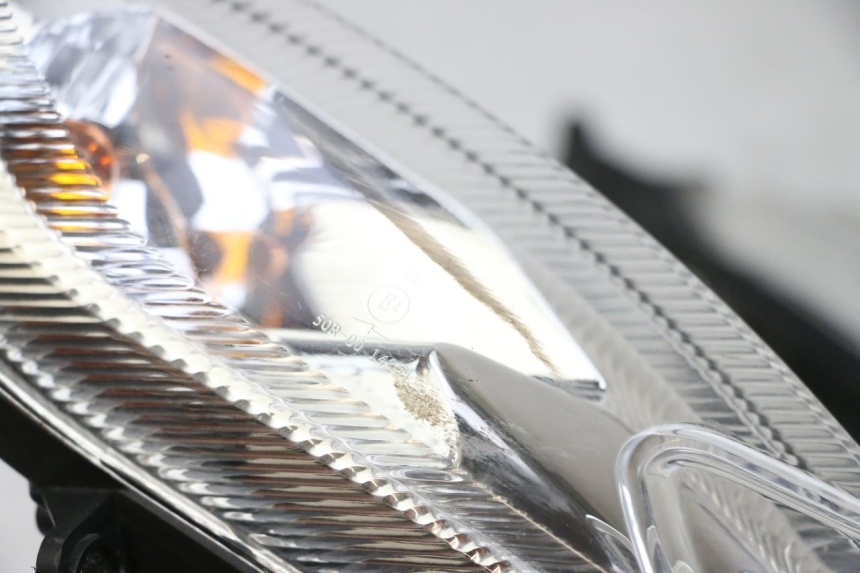 photo de FRONT HEADLIGHT PEUGEOT KISBEE 4T 50 (2010 - 2017) - Surface and material condition