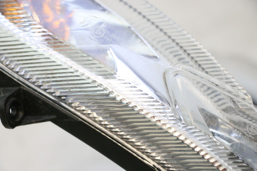 photo de FRONT HEADLIGHT PEUGEOT KISBEE 4T 50 (2018 - 2022) - Surface and material condition