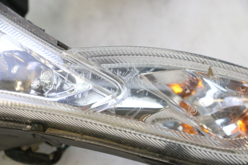 photo de FRONT HEADLIGHT PEUGEOT KISBEE 4T 50 (2018 - 2022) - Surface and material condition