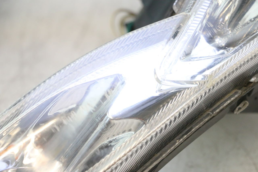 photo de FRONT HEADLIGHT PEUGEOT KISBEE 4T 50 (2018 - 2022) - High-resolution close-up