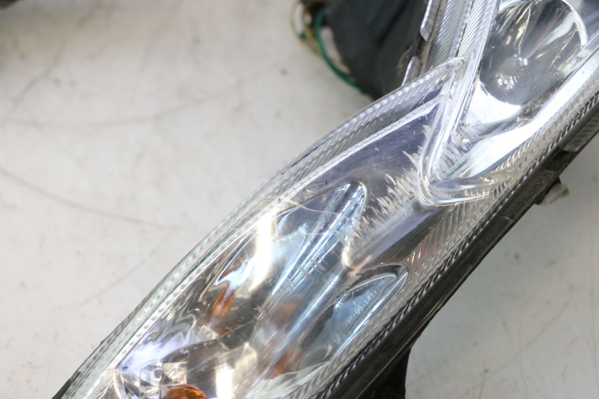 photo de FRONT HEADLIGHT PEUGEOT KISBEE 4T 50 (2018 - 2022) - Surface and material condition
