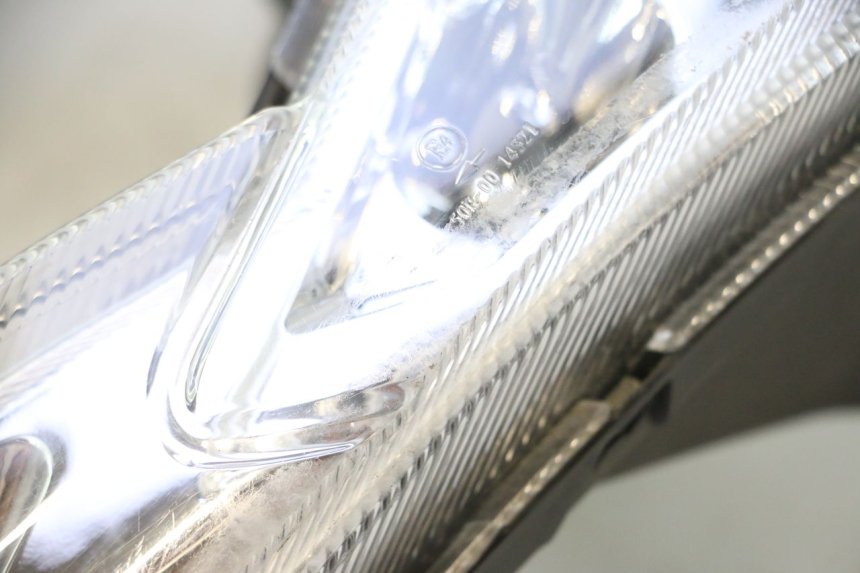 photo de HEADLIGHT PEUGEOT KISBEE 4T 50 (2023 - 2026) - Surface and material condition