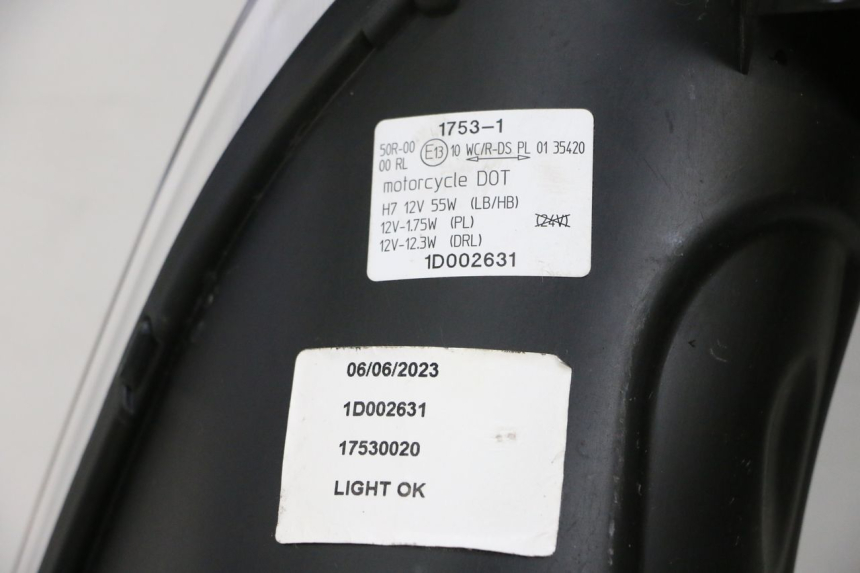 photo de HEADLIGHT PIAGGIO MP3 HPE 300 (2019 - 2026) - Technical close-up