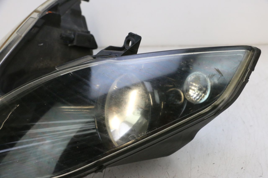 photo de HEADLIGHT PIAGGIO MP3 RL 250 (2006 - 2010) - Fixing points details