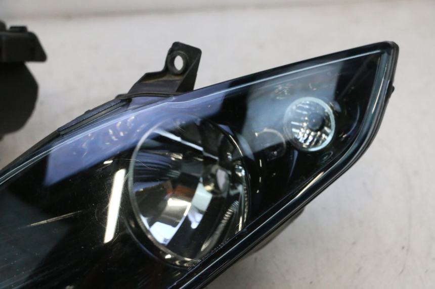 photo de HEADLIGHT PIAGGIO MP3 125 (2006 - 2014) - Alternative perspective