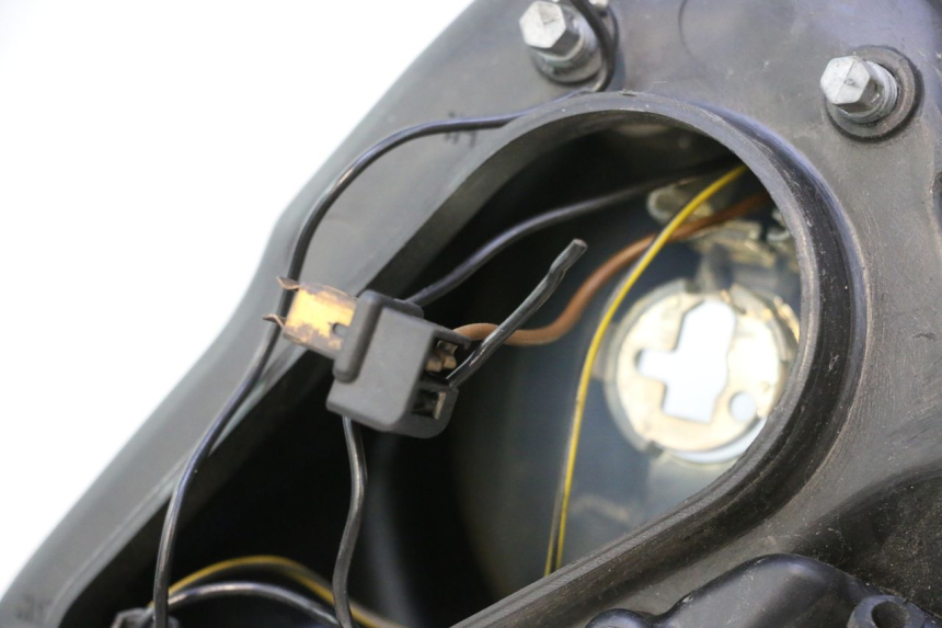 photo de HEADLIGHT PIAGGIO MP3 125 (2006 - 2014) - Surface and material condition