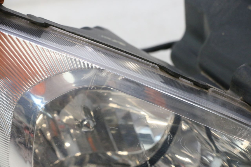 photo de HEADLIGHT DAELIM S2 125 (2006 - 2007) - High-resolution close-up