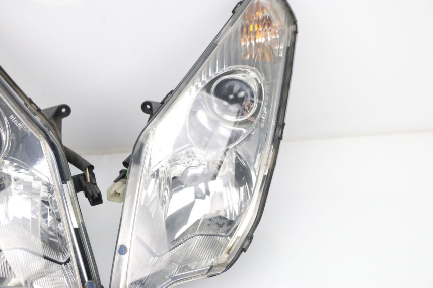 photo de HEADLIGHT PEUGEOT SATELIS COMPRESSOR K15 125 (2006 - 2009) - High-resolution close-up