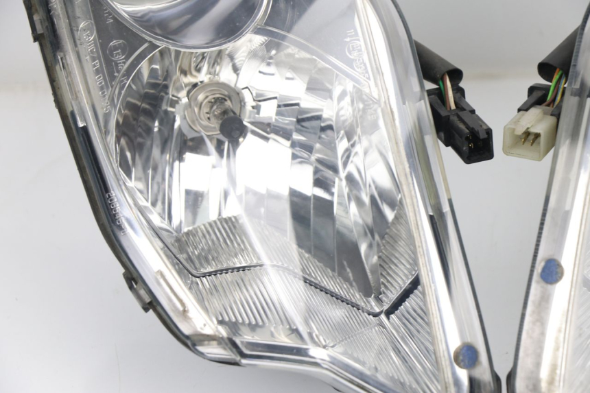 photo de HEADLIGHT PEUGEOT SATELIS COMPRESSOR K15 125 (2006 - 2009) - Used quality zoom