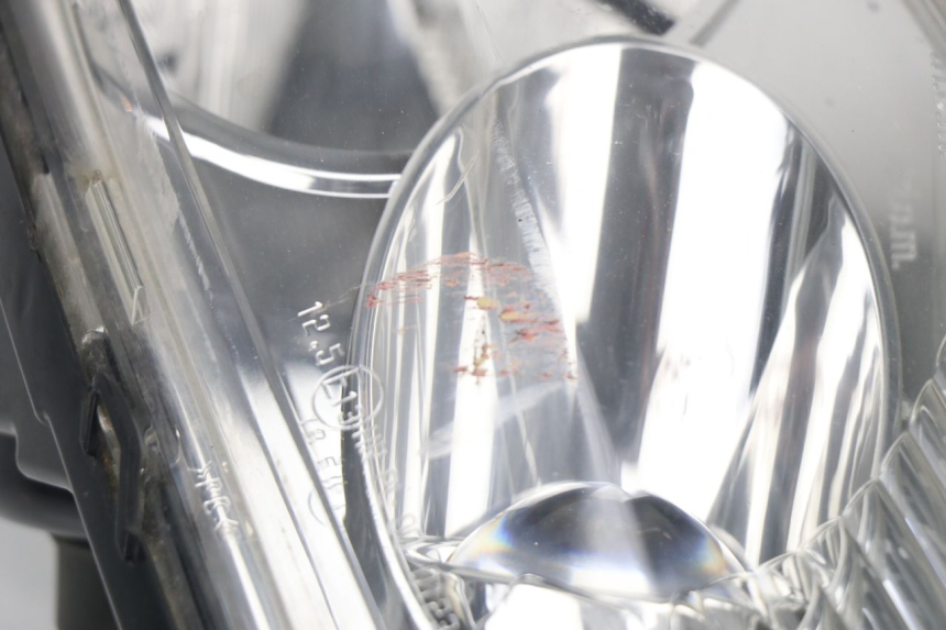 photo de HEADLIGHT PEUGEOT SATELIS COMPRESSOR K15 125 (2006 - 2009) - Surface and material condition