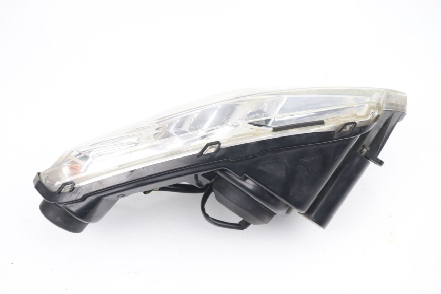 photo de HEADLIGHT PEUGEOT SATELIS 125 (2010 - 2012) - Detailed visual inspection