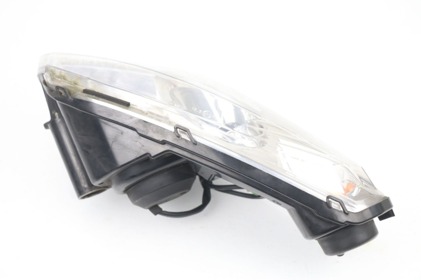 photo de HEADLIGHT PEUGEOT SATELIS 125 (2010 - 2012) - Technical close-up