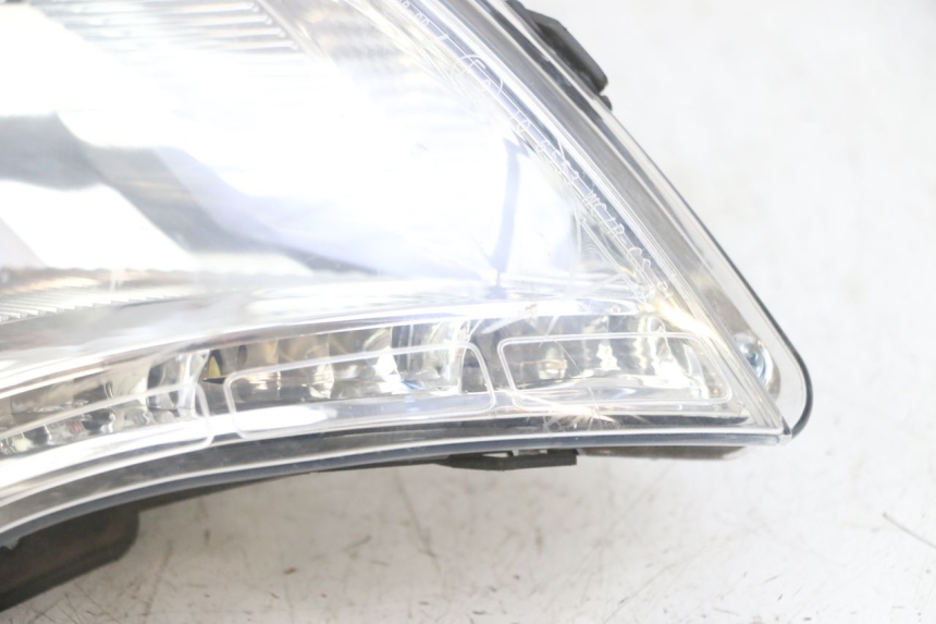 photo de HEADLIGHT PEUGEOT SATELIS 125 (2013 - 2018) - High-resolution close-up