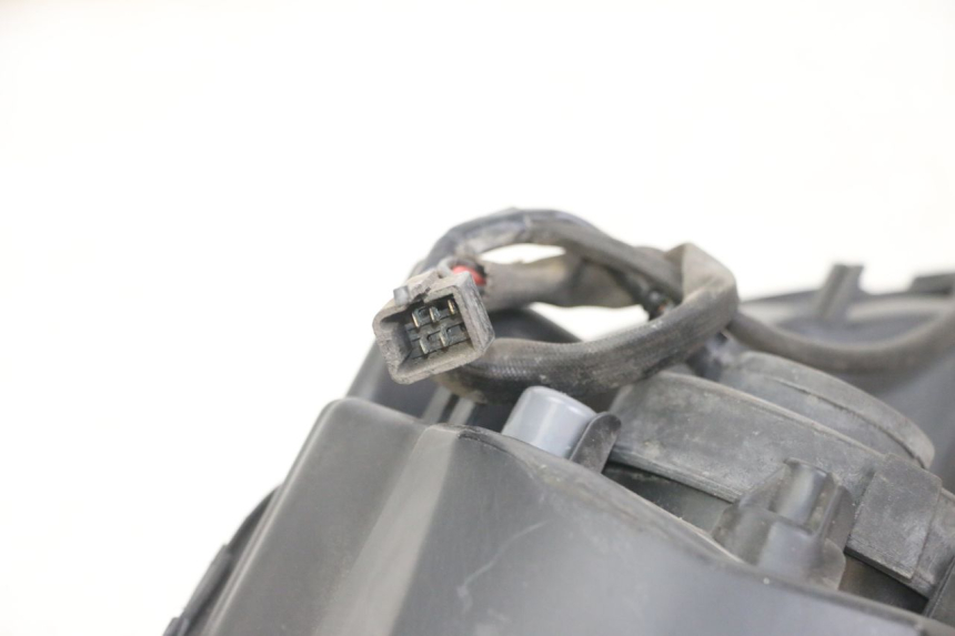 photo de HEADLIGHT PEUGEOT SATELIS 125 (2013 - 2018) - Focus on structure