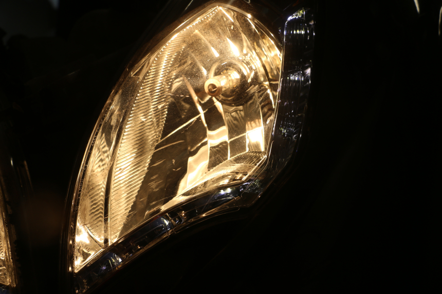 photo de HEADLIGHT PEUGEOT SATELIS 125 (2013 - 2018) - Distinctive features