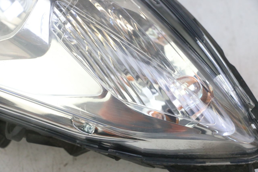 photo de HEADLIGHT PEUGEOT SATELIS 125 (2013 - 2018) - Surface and material condition