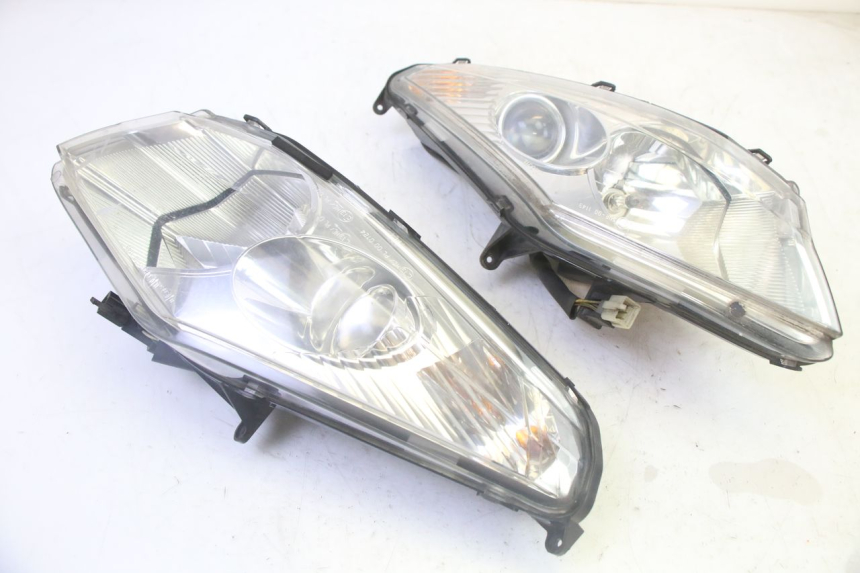photo de HEADLIGHT PEUGEOT SATELIS 125 (2006 - 2009) - Fixing points details