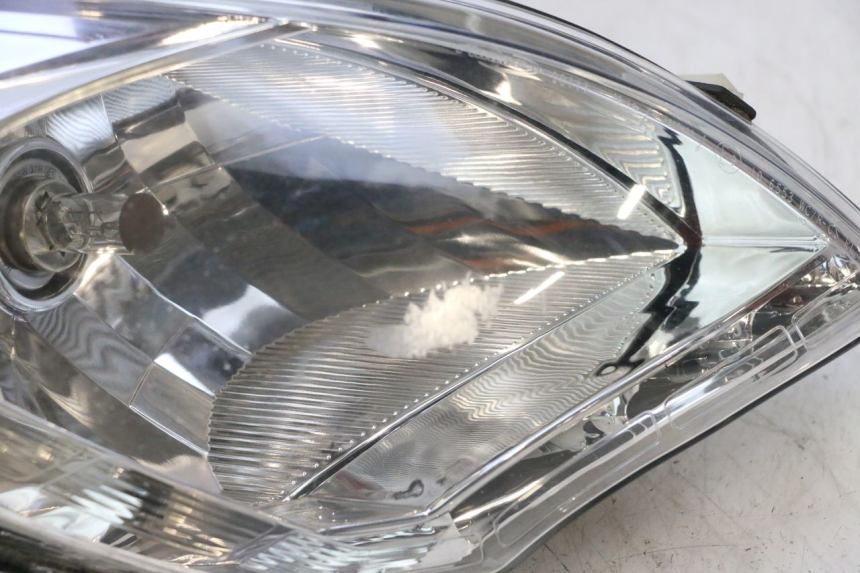 photo de HEADLIGHT PEUGEOT SATELIS 125 (2013 - 2018) - High-resolution close-up