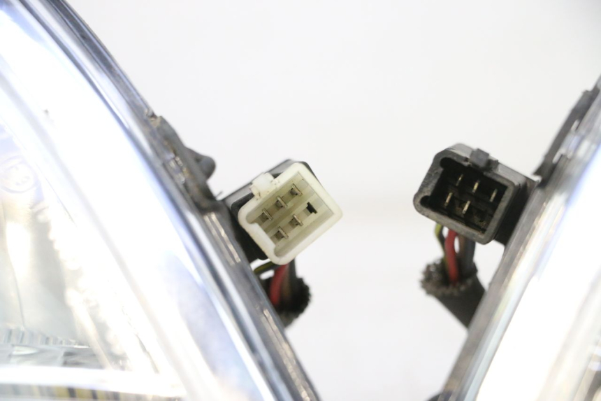 photo de HEADLIGHT PEUGEOT SATELIS 125 (2013 - 2018) - Alternative angle