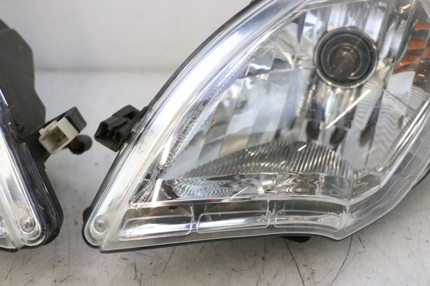 photo de HEADLIGHT PEUGEOT SATELIS 125 (2013 - 2018) - Spare part profile view
