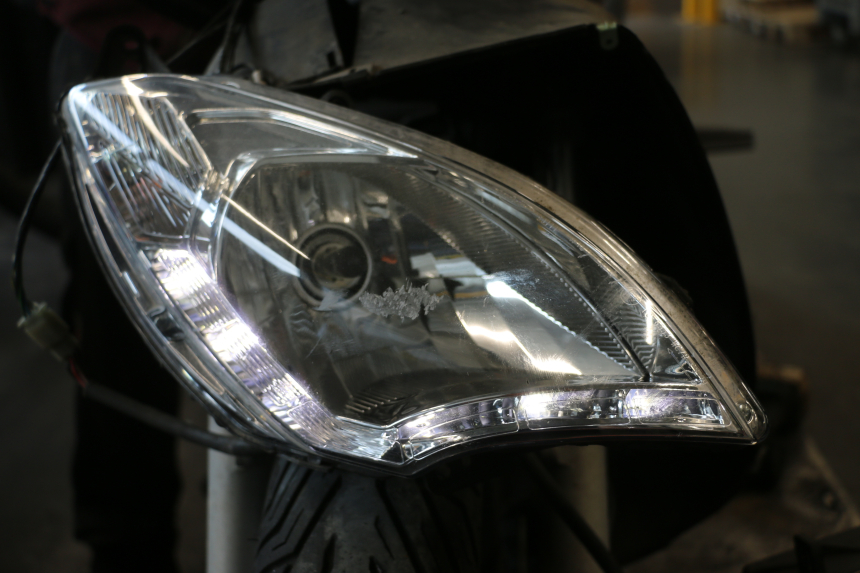 photo de HEADLIGHT PEUGEOT SATELIS 125 (2013 - 2018) - Zoom on usage condition