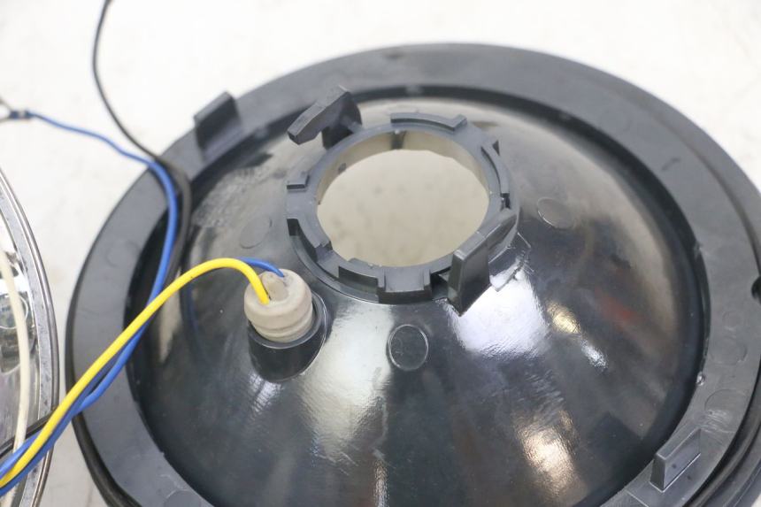 photo de HEADLIGHT APRILIA SCARABEO GT TOURING 125 (1999 - 2005) - Distinctive features