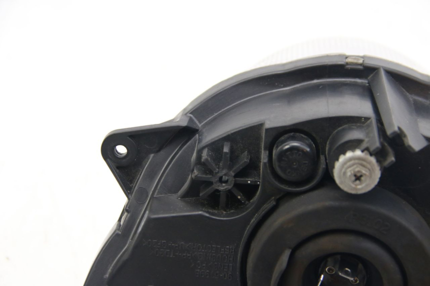 photo de FRONT HEADLIGHT SUZUKI SIXTEEN 125 (2008 - 2010) - Detailed visual inspection