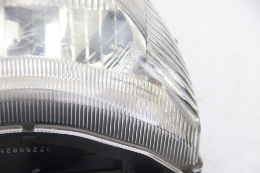 photo de FRONT HEADLIGHT SUZUKI SIXTEEN 125 (2008 - 2010) - Surface and material condition