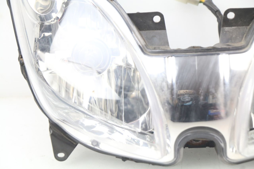 photo de FRONT HEADLIGHT YAMAHA XMAX X-MAX 125 (2006 - 2009) - High-resolution close-up