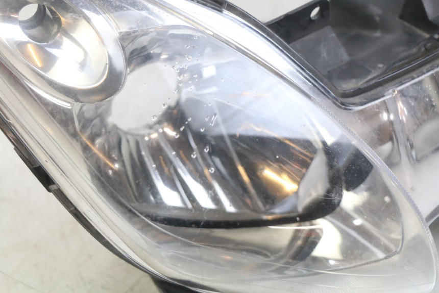 photo de FRONT HEADLIGHT YAMAHA XMAX X-MAX 125 (2006 - 2009) - Technical close-up