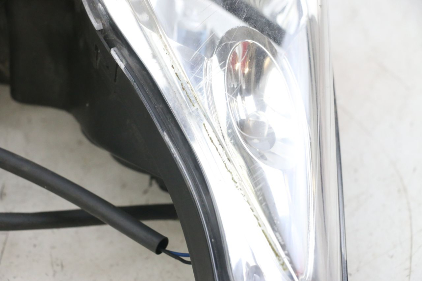 photo de FRONT HEADLIGHT YAMAHA XMAX X-MAX 125 (2006 - 2009) - Technical close-up