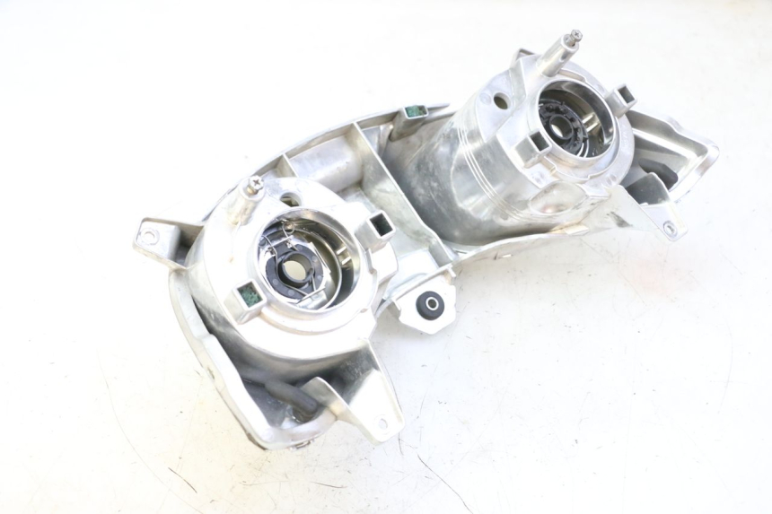 photo de FRONT HEADLIGHT YAMAHA X-MAX XMAX 125 (2010 - 2013) - Surface and material condition