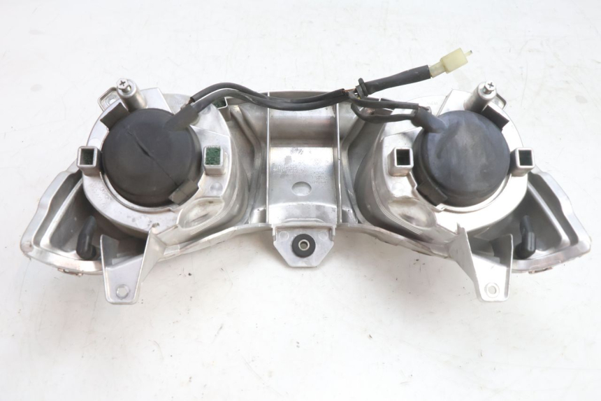 photo de FRONT HEADLIGHT YAMAHA X-MAX XMAX 125 (2010 - 2013) - Surface and material condition