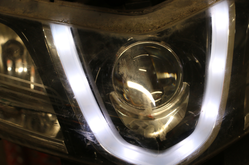 photo de FRONT HEADLIGHT PIAGGIO X10 125 (2012 - 2017) - Zoom on usage condition