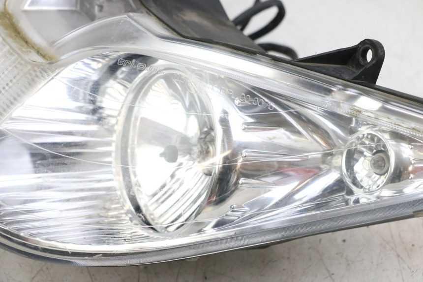 photo de FRONT HEADLIGHT PIAGGIO X8 125 (2004 - 2007) - Surface and material condition