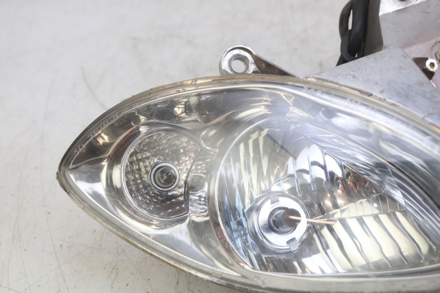 photo de FRONT HEADLIGHT PIAGGIO X9 EVOLUTION 125 (2003 - 2007) - Surface and material condition