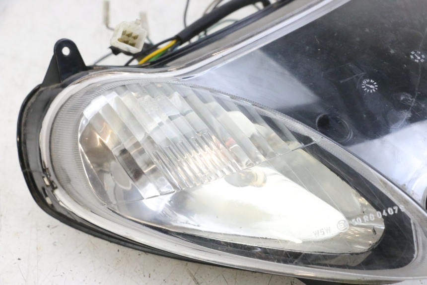 photo de FRONT HEADLIGHT YAMAHA YP MAJESTY 125 (2002 - 2006) - Alternative perspective