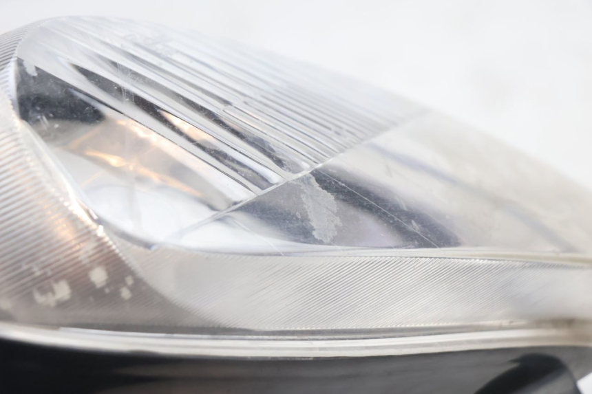 photo de FRONT HEADLIGHT YAMAHA YP MAJESTY 125 (2002 - 2006) - Zoom on usage condition