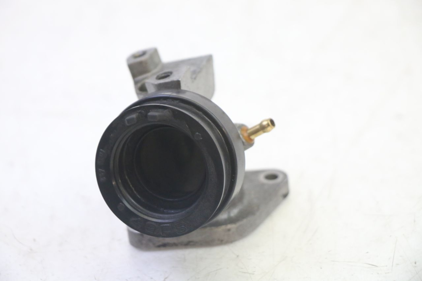 photo de INTAKE MANIFOLD SUZUKI BURGMAN 125 (2007 - 2014) - Alternative perspective