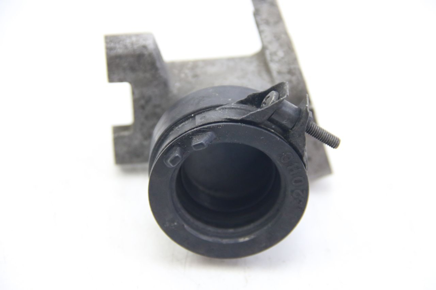 photo de INTAKE MANIFOLD SUZUKI SIXTEEN 125 (2008 - 2010) - Technical close-up